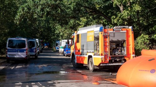 Löscharbeiten: Feuerwehr will Gefahrenbereich um Sprengplatz verkleinern