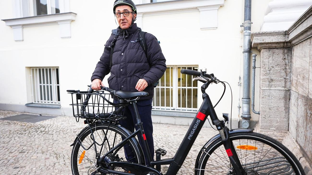 Regierungswechsel: Cem Özdemir: Per Fahrrad ins Amt und zurück