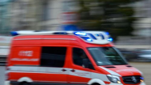 Unfälle: Autotür aufgerissen: Radfahrer in Berlin-Mitte stürzt schwer