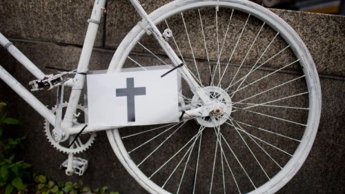 Beim Abbiegen: Tödlicher Unfall: Lkw erfasst 16-jährige Radfahrerin