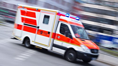 Autounfall: Auto gerät in Gegenverkehr - Fahrer schwebt in Lebensgefahr