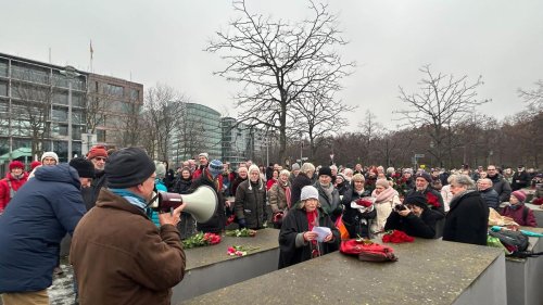 Berlin: Versammlung gegen Antisemitismus am Holocaustmahnmal