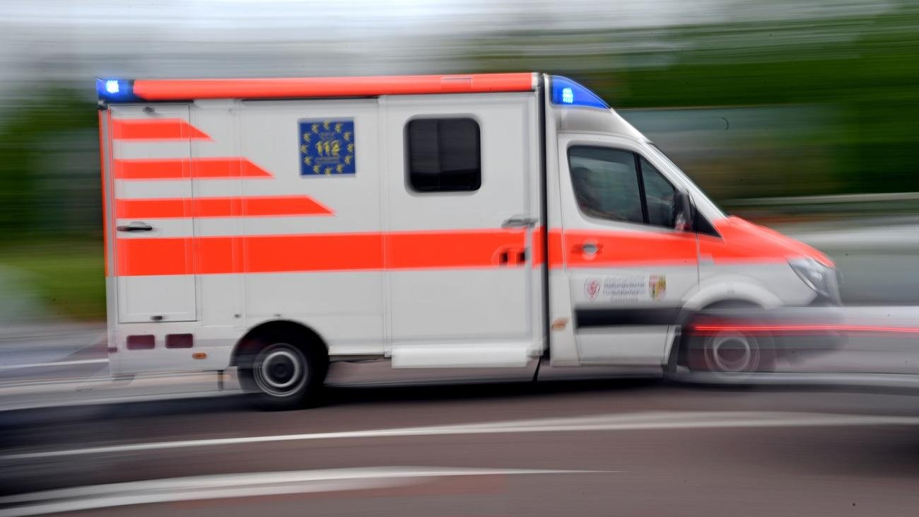 Unfälle: Elf Menschen werden bei Auffahrunfall auf A40 verletzt
