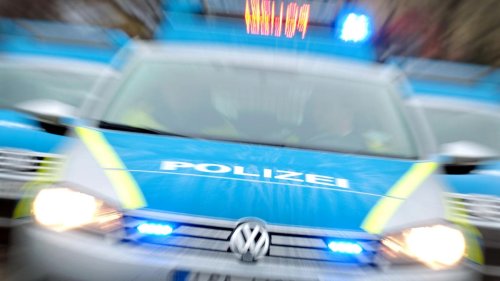 Unfall: E-Bike-Fahrerin wird von Auto erfasst und stirbt