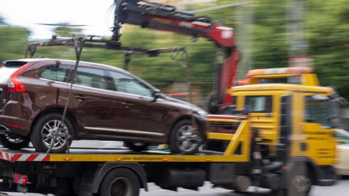 Mitarbeiterin verletzt: Beim Abschleppen: Fahrer löst Auto und entkommt