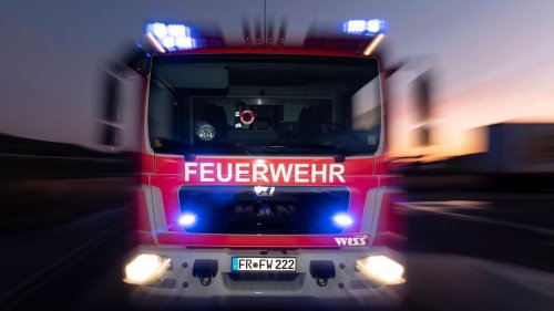 Emsland: Feuer in Auto greift auf Einfamilienhaus über