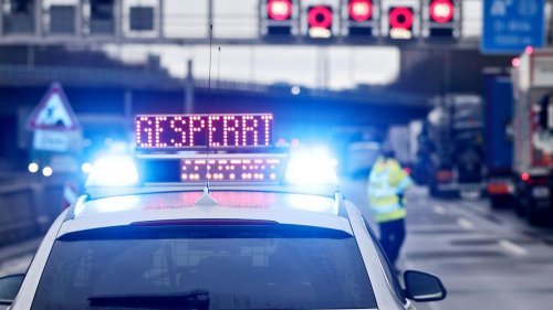 Berlin-Nikolassee: Auto rutscht bei Unfall auf A115 zwischen zwei Leitplanken