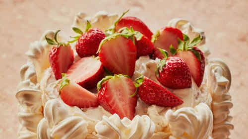 Baisertorte mit Erdbeeren: Erdbeeren im Biskuithimmel