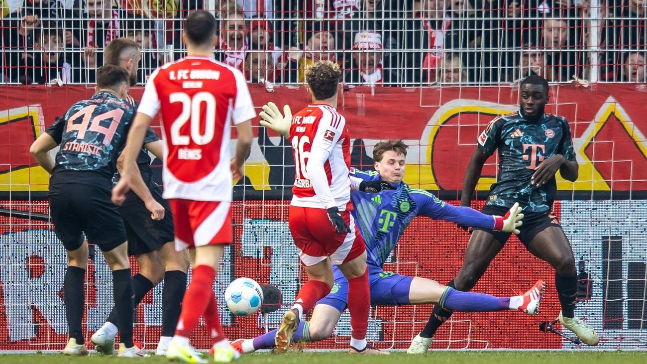 Fußball-Bundesliga: Bayerns Eberl über Urbigs Patzer: "Mache mir keine Sorgen"