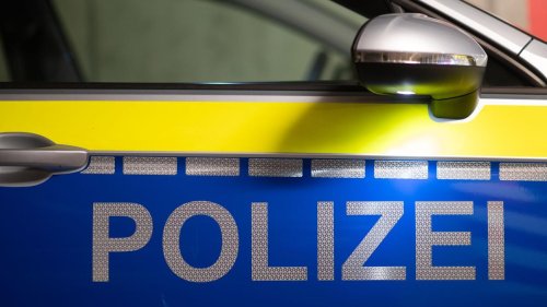 Kriminalität: Männer mit Nazi-Symbolen greifen 15-Jährigen in Bus an