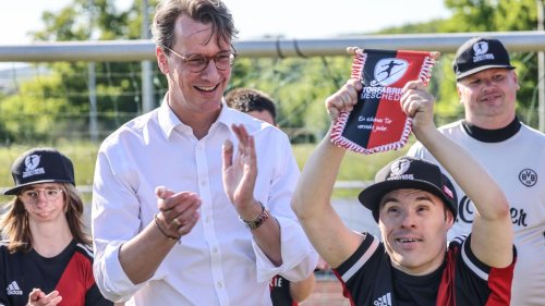 Besuch vom Regierungschef: Kicken mit Wüst - Torfabrik Meschede bietet mehr als Sport