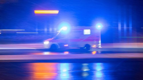 Göppingen: Autofahrer prallt gegen Laterne und stirbt