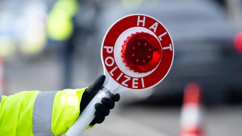 Furth im Wald: Mann mit zahlreichen Waffen an tschechischer Grenze gestoppt