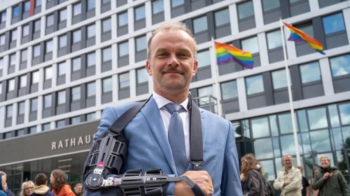 Kurz vor Amtsende: Neubrandenburgs OB lässt noch einmal Regenbogenfahne hissen