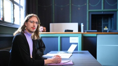 Diskriminierung: Fehlende geschlechtsneutrale Anrede - Klage gegen Fluglinie