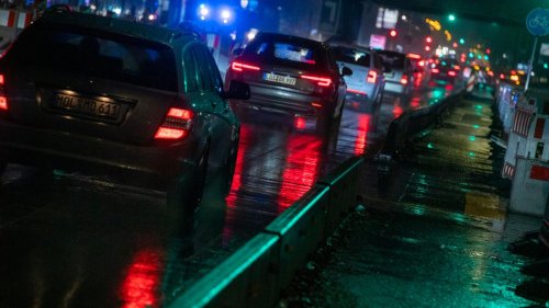 Unfälle: Verkehrschaos durch Glätte und Schnee in Thüringen