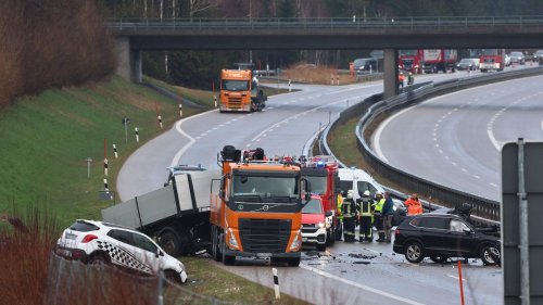 Unfall auf Autobahn im Allgäu: Pkw prallt gegen stehenden Lastwagen - Autofahrer stirbt