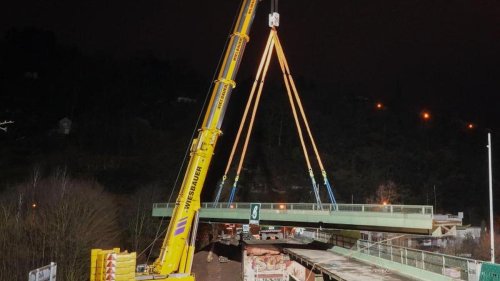 Verkehr: 150 Tonnen schwere Stahlbrücke abgerissen: B10 gesperrt