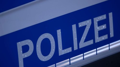 Überholunfall: Zusammenstoß mit Jugendlichen - Fahrer verlässt Unfallort
