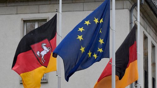 Kirche: Trauerbeflaggung in Niedersachsen für Papst Franziskus