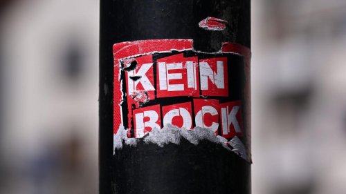 Sachbeschädigung: Klebriger Ärger für Kommunen: Sticker im öffentlichen Raum