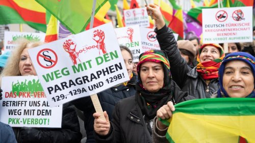 Kurdische Arbeiterpartei: Demonstration gegen PKK-Verbot zieht durch Berlin