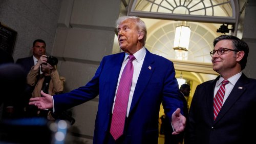 Eilmeldung 14:03 Uhr Zollstreit: Donald Trump kündigt Zölle von 50 Prozent auf EU-Waren an