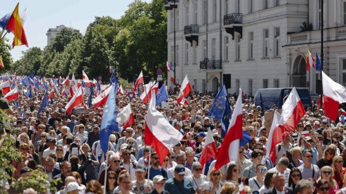 Proteste in Polen: Zehntausende Menschen demonstrieren gegen PiS-Regierung