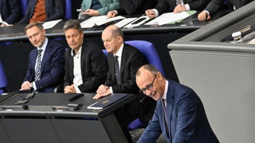 Bundestagsdebatte zum Haushalt: Merz wirft Scholz Unfähigkeit vor