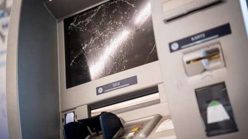 Esslingen: Unbekannte sprengen Geldautomaten: Bankvorraum brennt