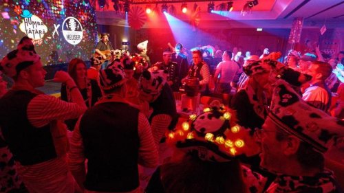 Brauchtum: 250 Jecken feiern Karneval in Kölner Hotel