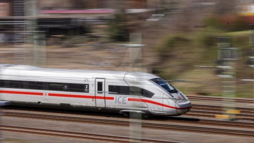 Bahn: Unbekannte bewerfen fahrenden ICE mit Steinen