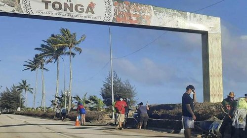 Naturkatastrophe: Landebahn auf Tonga von Asche befreit