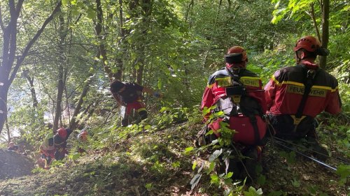 Aufwendige Rettungsaktion: Jugendlicher stürzt von Schaukel am Seeufer - Lebensgefahr