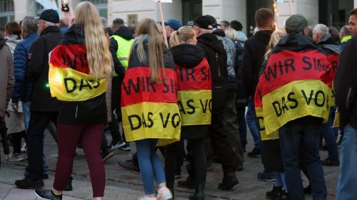 Tag der Deutschen Einheit: Mehrere Tausend Menschen demonstrieren in ostdeutschen Städten