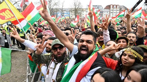 Straßen voll: Tausende Menschen feiern kurdisches Neujahrsfest in Köln