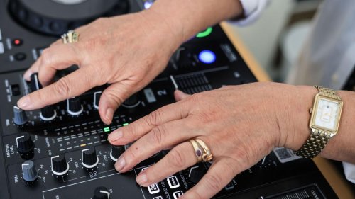 Beats ohne Altersgrenzen: Uschi legt auf – wenn Seniorinnen DJ werden