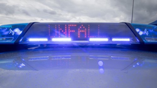 Unfall: Lkw-Fahrer fährt bei Wismar gegen einen Baum