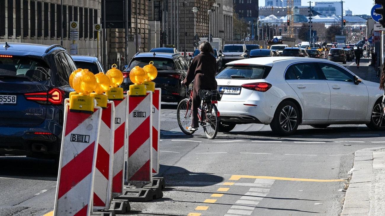 Verkehrsunfälle: Unfallforscher fordern mehr Blitzer und mehr Mittelinseln