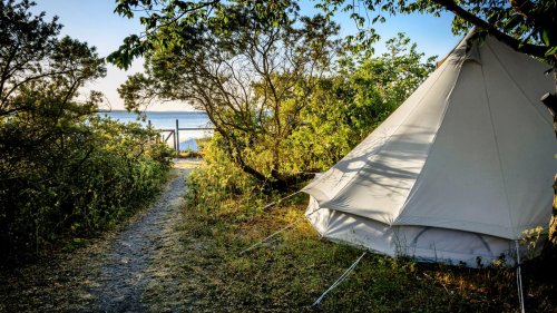 Strandcamping in Dänemark: Luxus in der Hütte