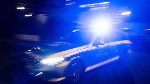 Ohne Führerschein unterwegs: Verfolgungsjagd endet im Acker: Fahrer flieht und stürzt