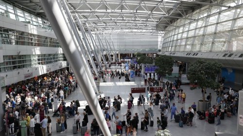 Luftverkehr: Urlaubern drohen an Flughäfen erneut lange Warteschlangen