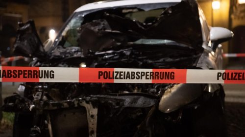 Hubschraubereinsatz: Fahrzeuge in Autohaus in Leipzig brennen