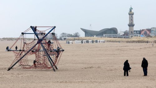 Ostern: Streit um Strandkörbe: Warnemünder Strand deutlich leerer