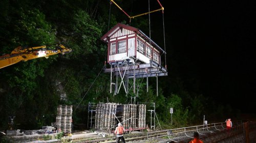 Historie: Warum ein Stellwerk über Bahngleisen schwebt