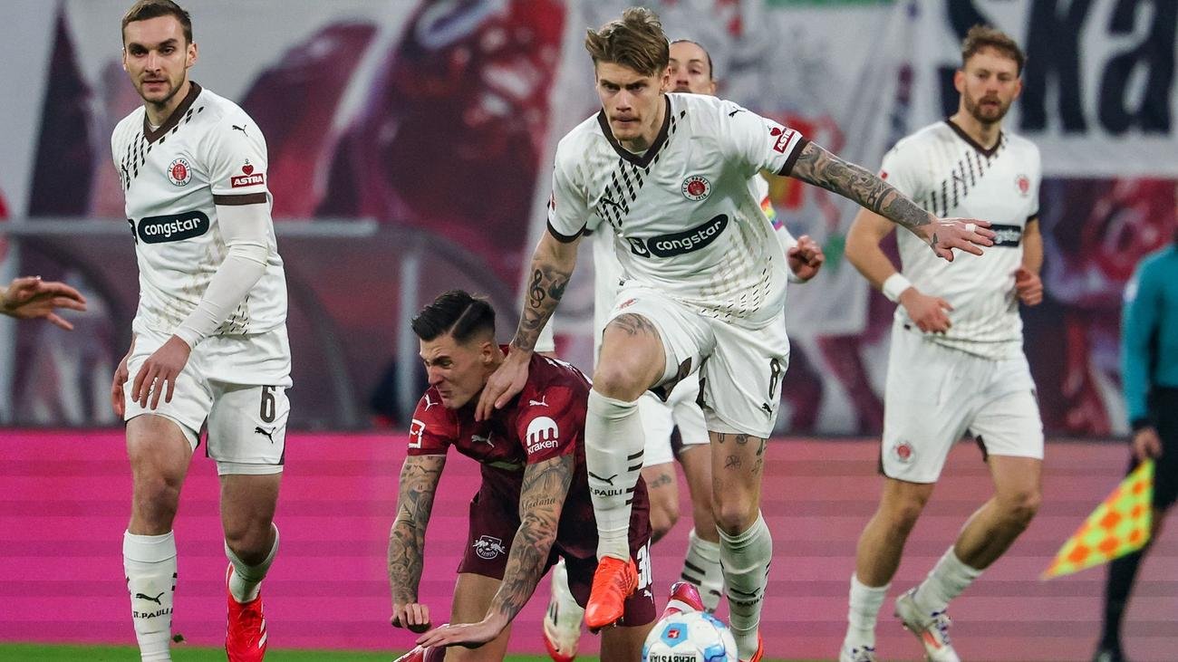 Niederlage in Leipzig: "Hatten genügend Chancen": St. Pauli hadert nach RB-Sieg