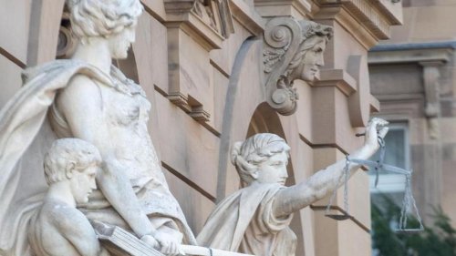 Baby starb nach Schlag: Eltern schweigen vor Gericht