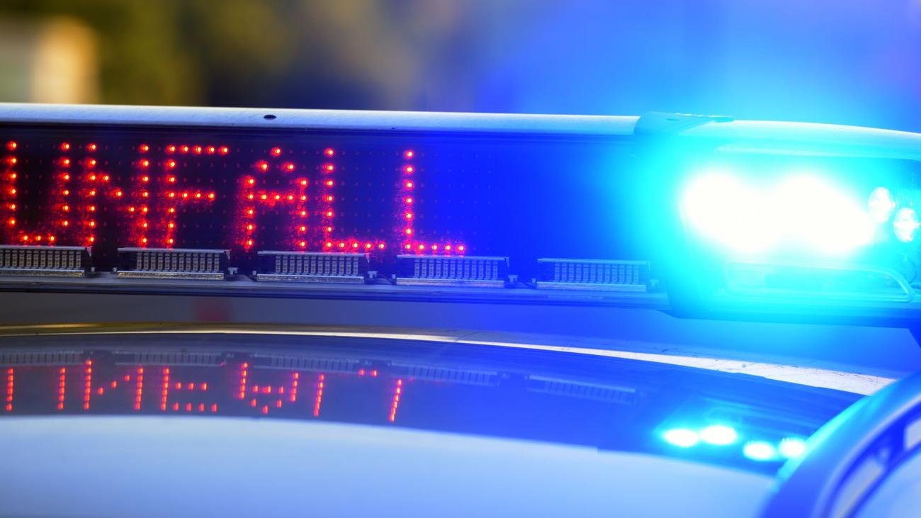 Gegen Verkehrsschild geprallt: 19-jähriger Motorradfahrer verunglückt tödlich