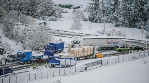 Schneechaos auf Straßen: Starker Schneefall sorgt für Verkehrschaos und Unfälle