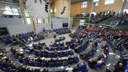 Finanzpaket: Bundestag lehnt Anträge auf Absetzen der Debatte ab